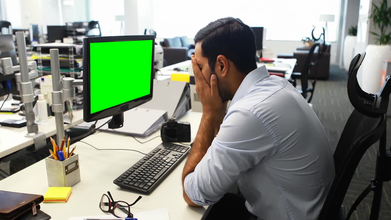 ejecutivo masculino trabajando en la computadora