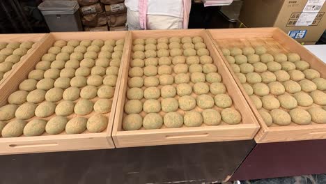 Pastel-De-Arroz-Tradicional-Japonés,-Mochi-En-Bandejas-De-Madera