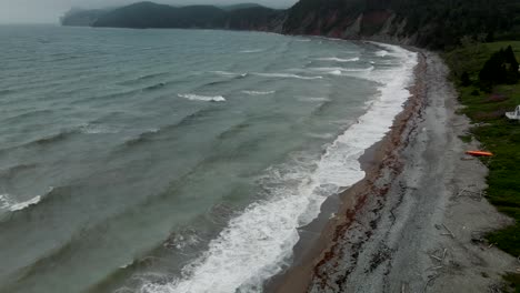 Meereswellen,-Die-An-Einem-Nebligen-Morgen-In-Der-Nähe-Der-Gaspe-Halbinsel-In-Quebec,-Kanada,-An-Der-Küste-Von-Perce-Rollen