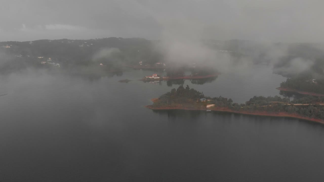 원격 위치에 있는 호수 위에 있는 공중 돌리 트라우트 구름