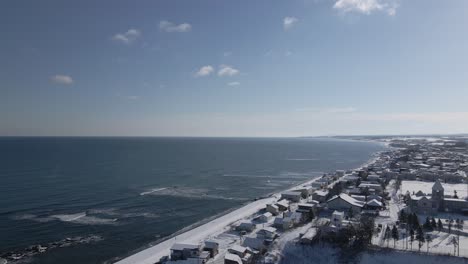 日本的漫長海岸線和海灘 冬天有雪