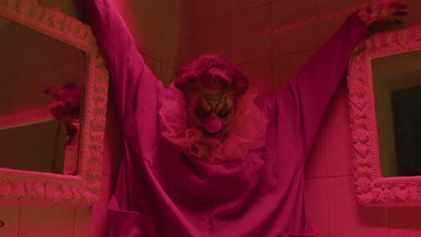 payaso aterrador en un baño