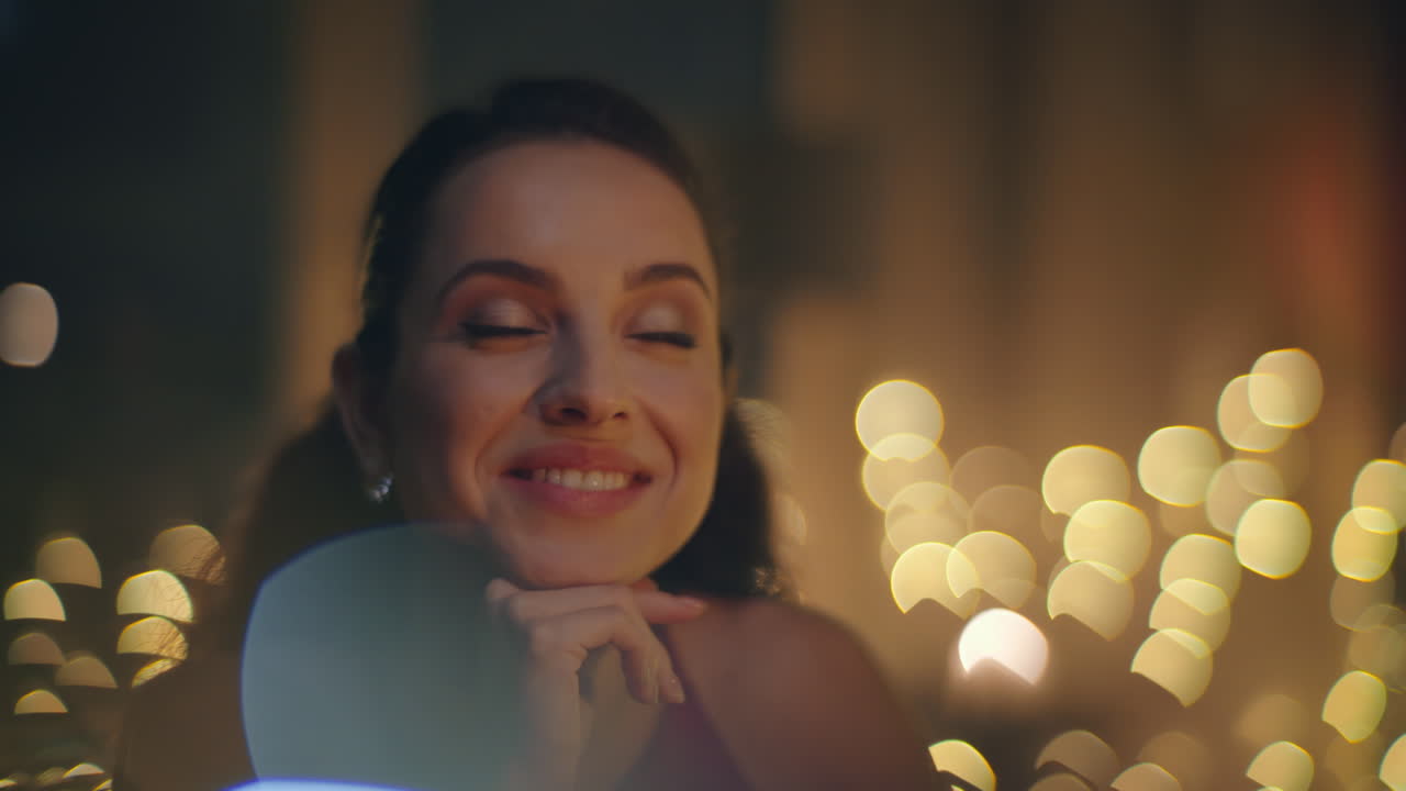 밤에 결혼기념일을 축하하는 웃는 남자 집 클로즈업. 연인 이야기 데이트