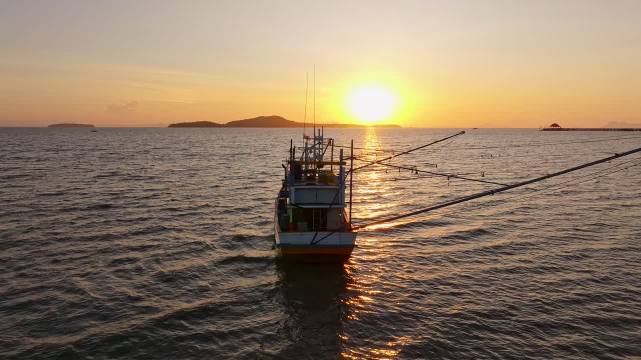 Luce soffusa illumina barche ormeggiate al largo della costa, Thailandia