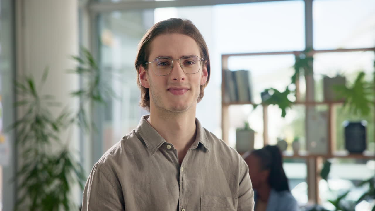 retrato de un hombre sonriente en una oficina