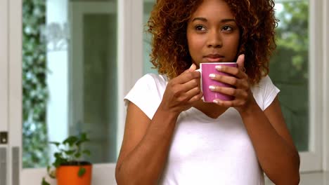 Mujer-Bonita-Tomando-Café-En-La-Cocina