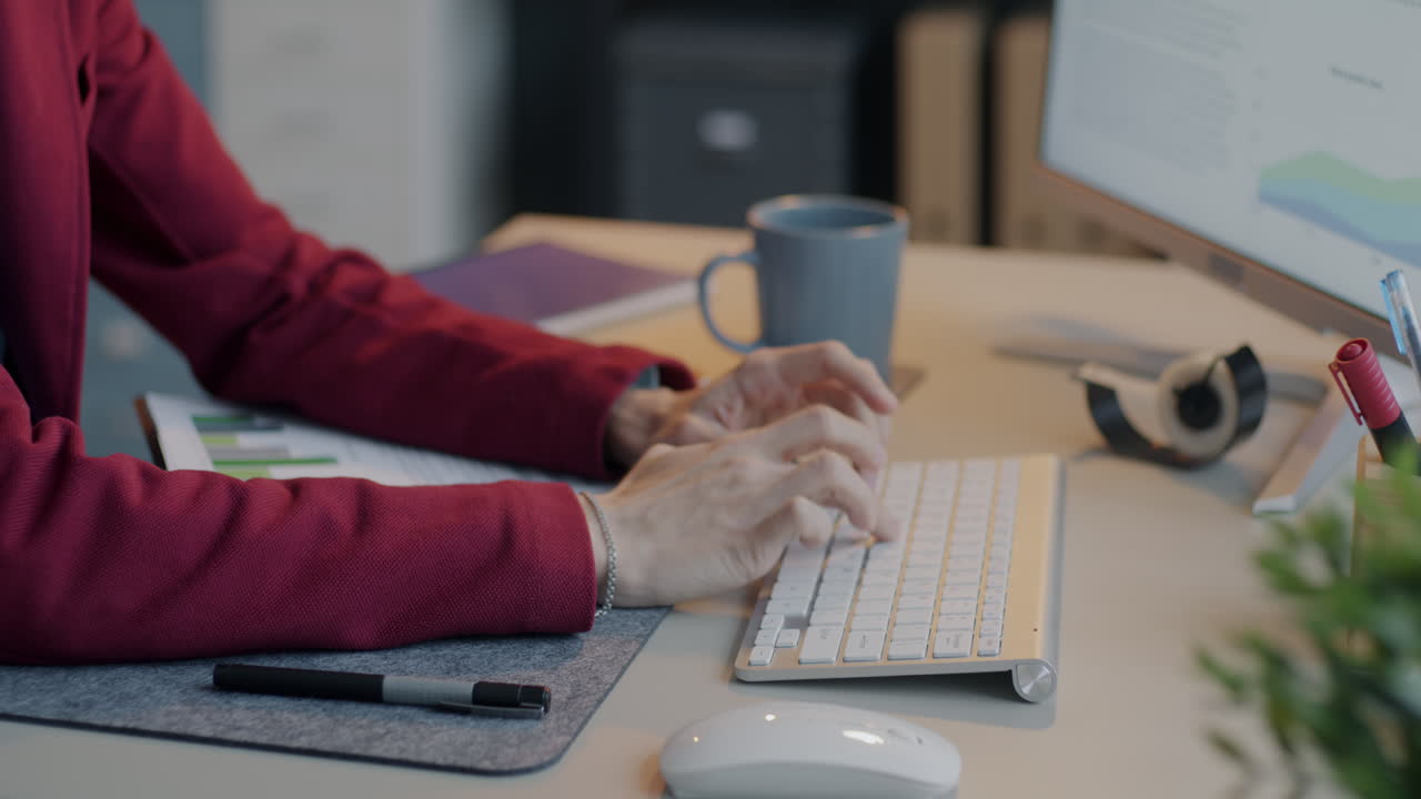 mujer trabajando en la computadora en la oficina
