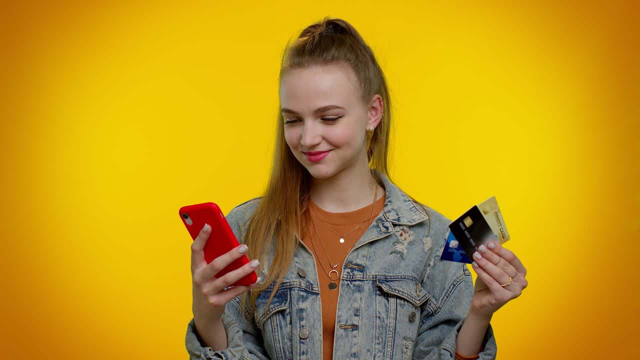 adolescente usando tarjetas bancarias de crédito y teléfonos inteligentes mientras transfiere dinero, compra compras en línea