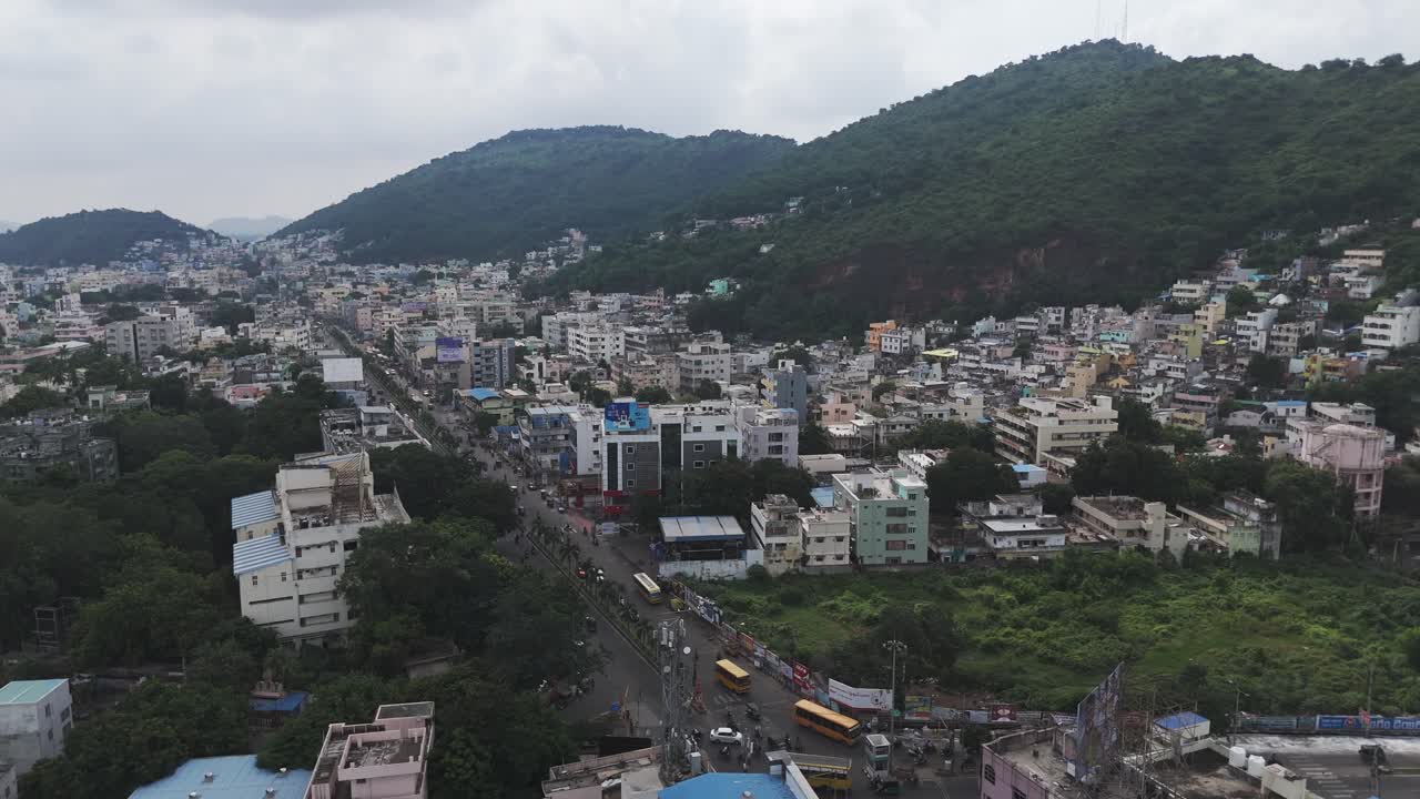 Un'ampia ripresa aerea di Vijayawada, dove il denso ambiente urbano è bilanciato dal verde paesaggistico e dalle colline.