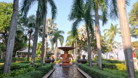 fuente pacífica en un exuberante jardín de palmeras