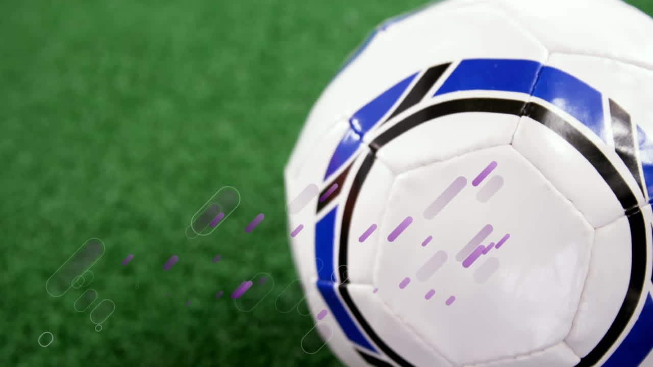 Animation af lilla lysspor over fodbolde.