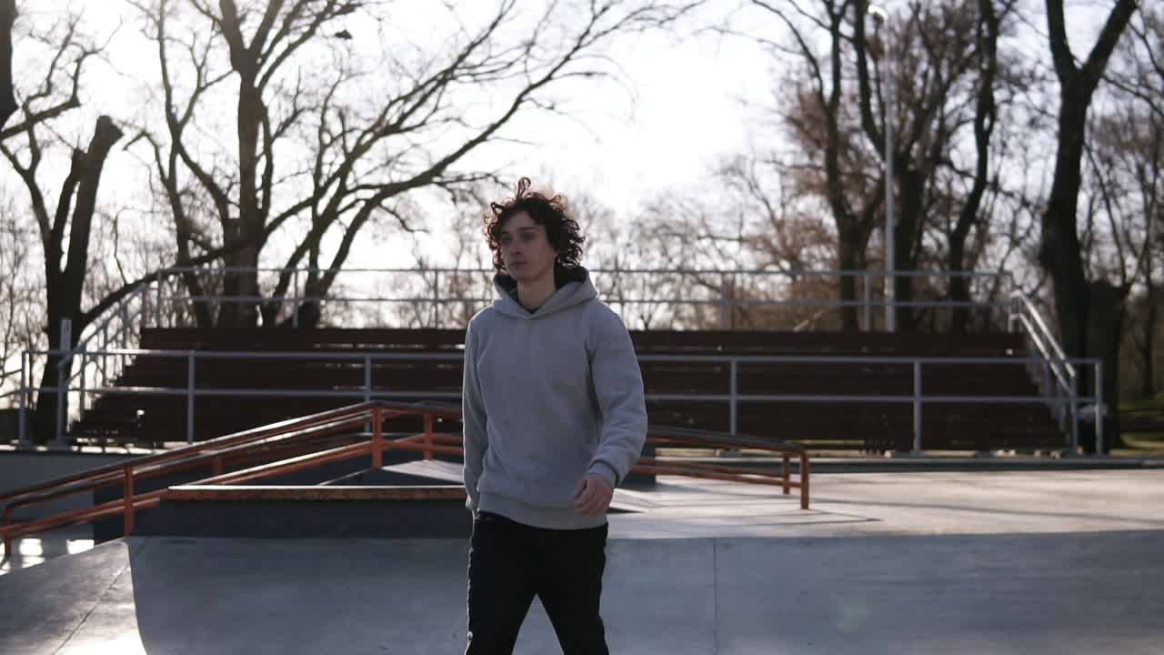 портрет красивого молодого человека на открытом воздухе