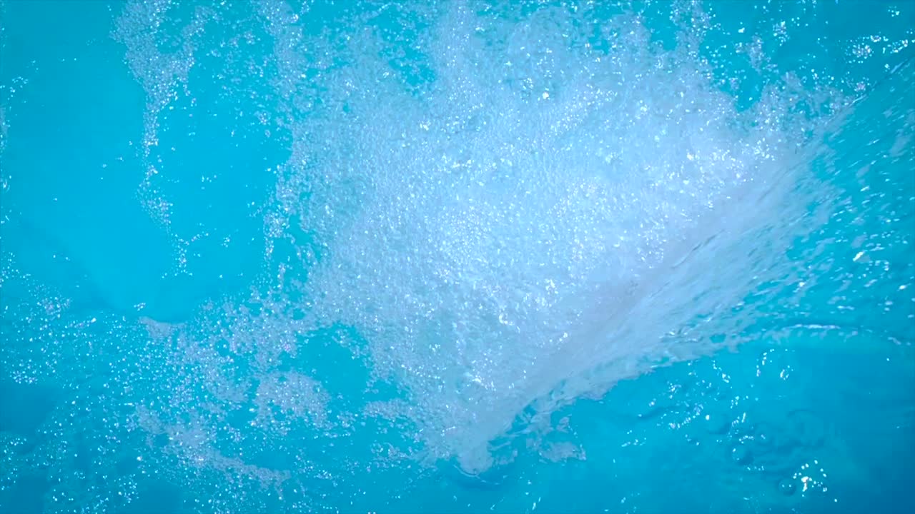 el agua fluye en la piscina. foco selectivo. naturaleza.