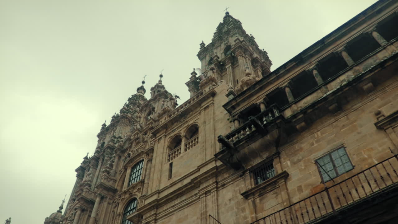toma de bajo ángulo de la catedral de santiago de compostela en un día lluvioso