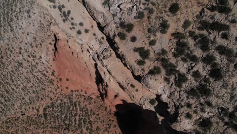 Impresionante-Vista-Aérea-Del-Borde-De-Un-Acantilado-En-Un-Cañón-De-Postre-Rojo-En-Villaspesa,-Teruel