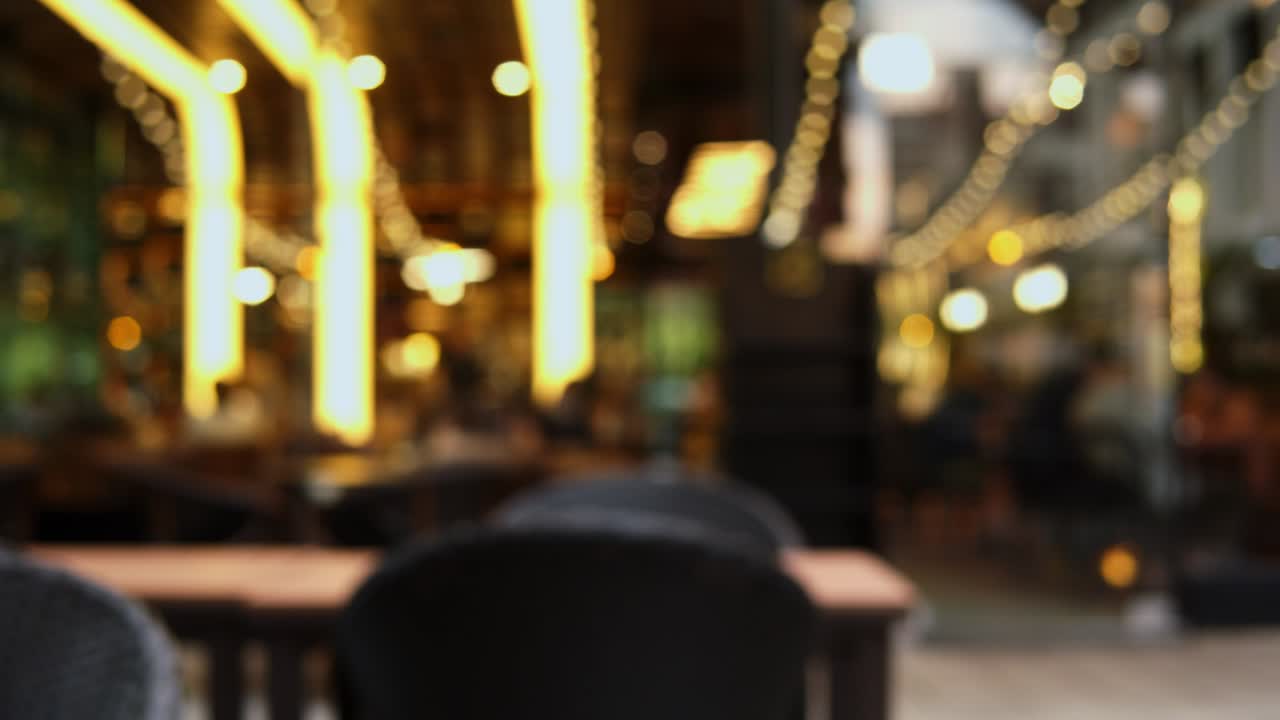 레스토랑에서 사람들의 흐릿한 움직임 흐릿한 배경