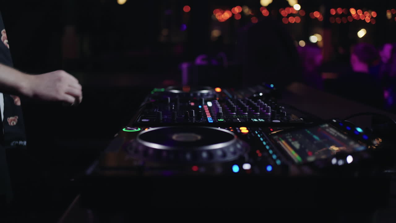 dj actuando en una fiesta