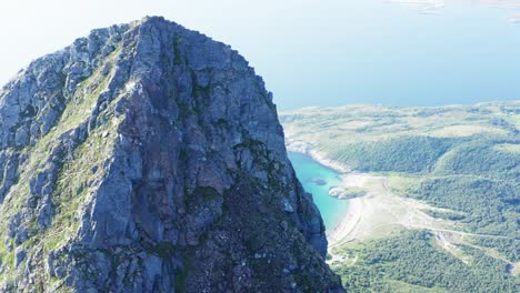 Höchster-Gipfel-Von-Donnamannen-Auf-Der-Insel-Donna-In-Norwegen-Mit-Atemberaubendem-Strand