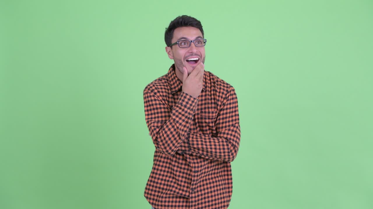 joven y guapo hombre hispano hipster