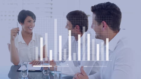 animación del procesamiento de datos financieros sobre diversas personas de negocios en la reunión en la oficina