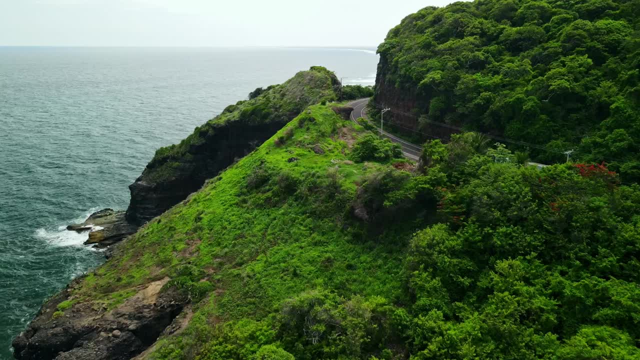 camión rojo pasando por la costa del océano pacífico