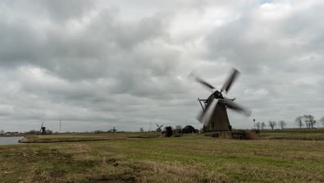 molinos de viento holandeses girando en el viento en un día nublado, paisaje de lapso de tiempo