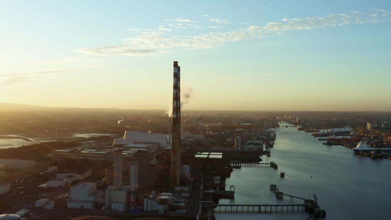 Vue aérienne d'une centrale électrique au coucher du soleil