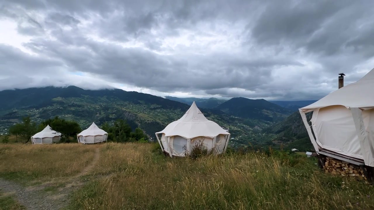 Luksusindkvartering i en arabisk rejseoplevelse: Glamping i lærredstelt på en eng i et højlandskab i Iran og Georgien. En naturskøn, panoramisk og majestætisk vildmark med bjerglandsbyer, der fremstår fredfyldt og afsidesliggende.