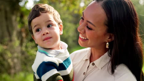 rostro, madre e hijo sonriendo en el parque de vacaciones