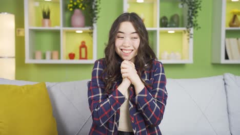 기쁜 소식을 듣는 행복한 아시아 젊은 여성은 기 ⁇ 합니다.