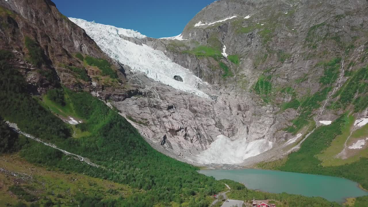 incline hacia abajo la toma del dron del glaciar bøyabreen en noruega en un día de verano pt