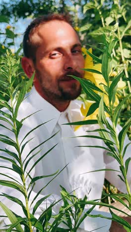 hombre en un jardín