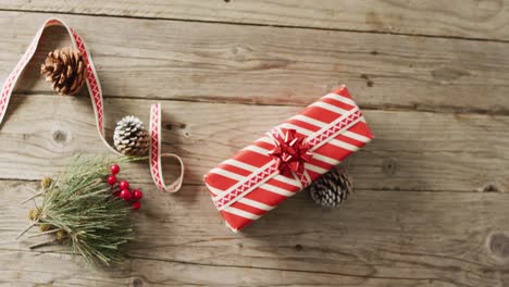 video de regalos de navidad con decoración de navidad y espacio de copia en fondo de madera