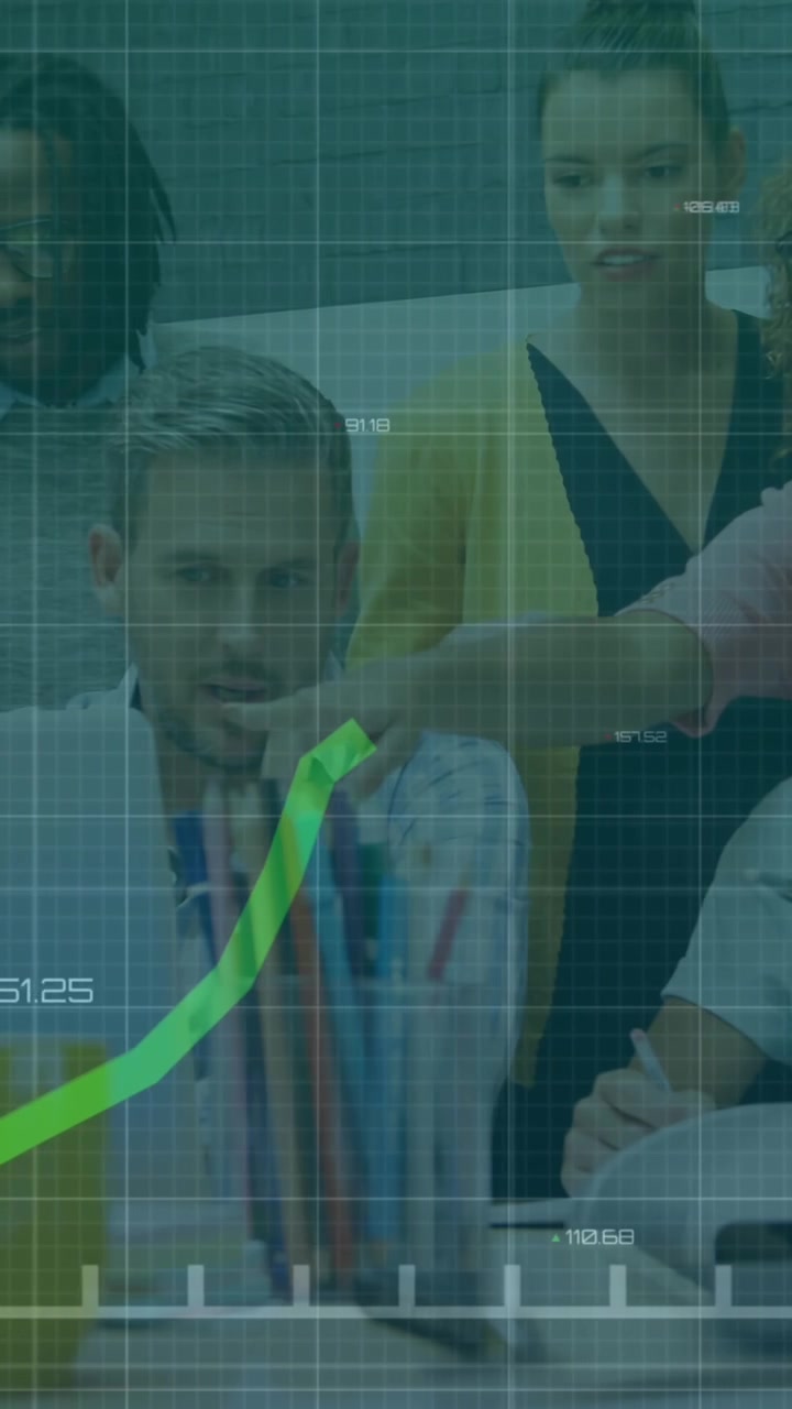 Animazione di elaborazione di dati statistici con diversi colleghi che discutono in ufficio