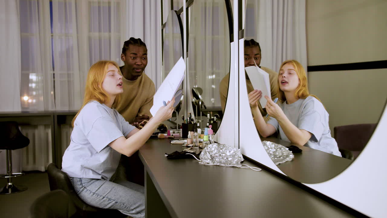 대본을 읽는 여자