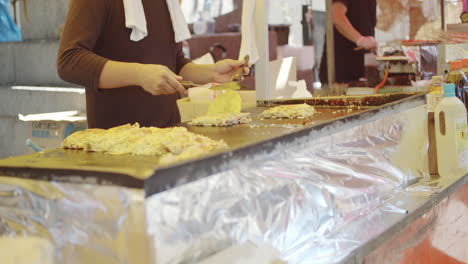 Deliciosa-Comida-Preparada-En-Un-Caluroso-Día-De-Verano-En-Un-Matsuri,-Festival,-En-Kyoto,-Japón-Iluminación-Suave