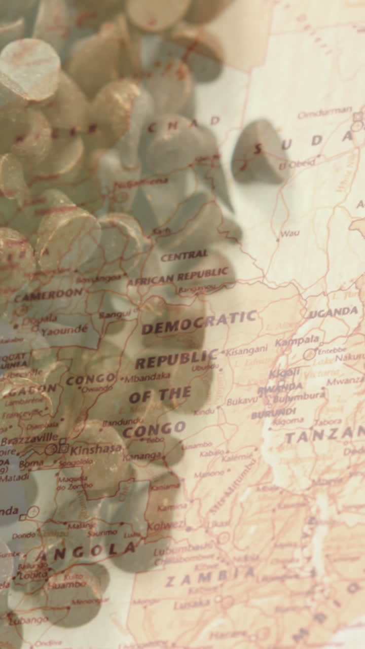 animación de patatas fritas de chocolate sobre el mapa del mundo