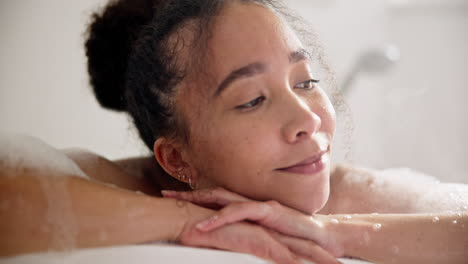 calma, sonrisa y mujer en burbujas de baño relajarse