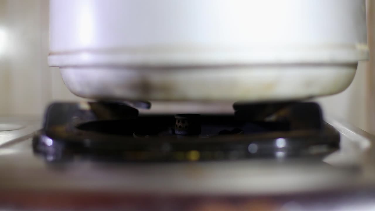 가스레인지에 물이 끓는 차 주전자