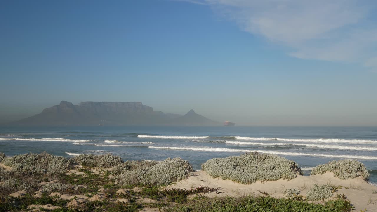 ケープタウンのブルーバーグビーチから見たテーブルマウンテンとライオンズヘッド