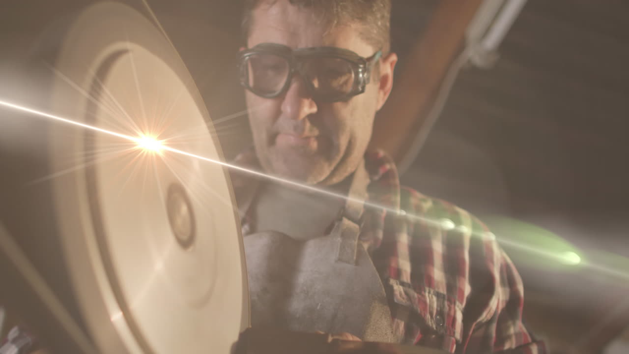 animación de luz brillante sobre el hombre caucásico que trabaja en el taller