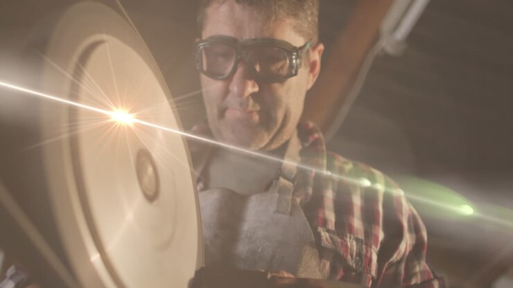 Animazione di luce luminosa su uomo caucasico che lavora in officina