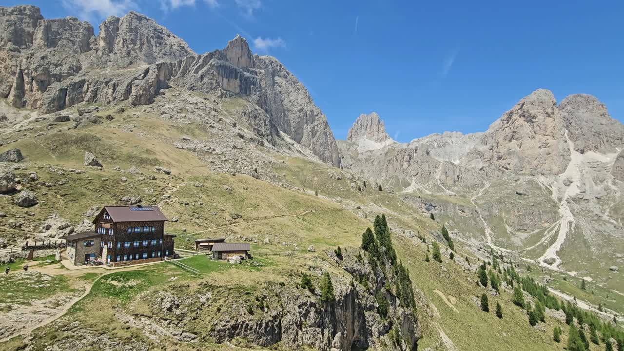 Rifugio Roda di Vael und seine erstaunliche Umgebung mit zahlreichen massiven Felsen und Gipfeln.