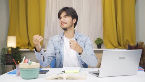 우울증에 걸린 남학생이 가족의 압박을 받고 있습니다.