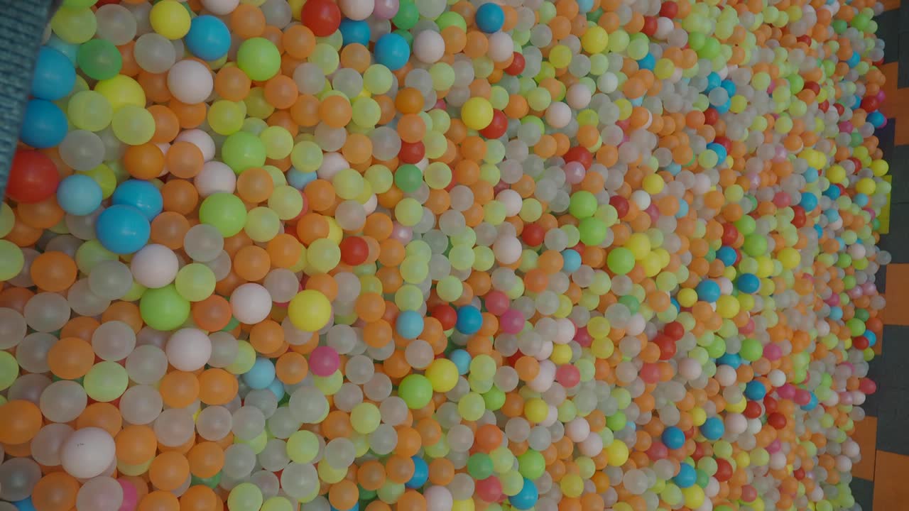 el hoyo de la pelota colorida