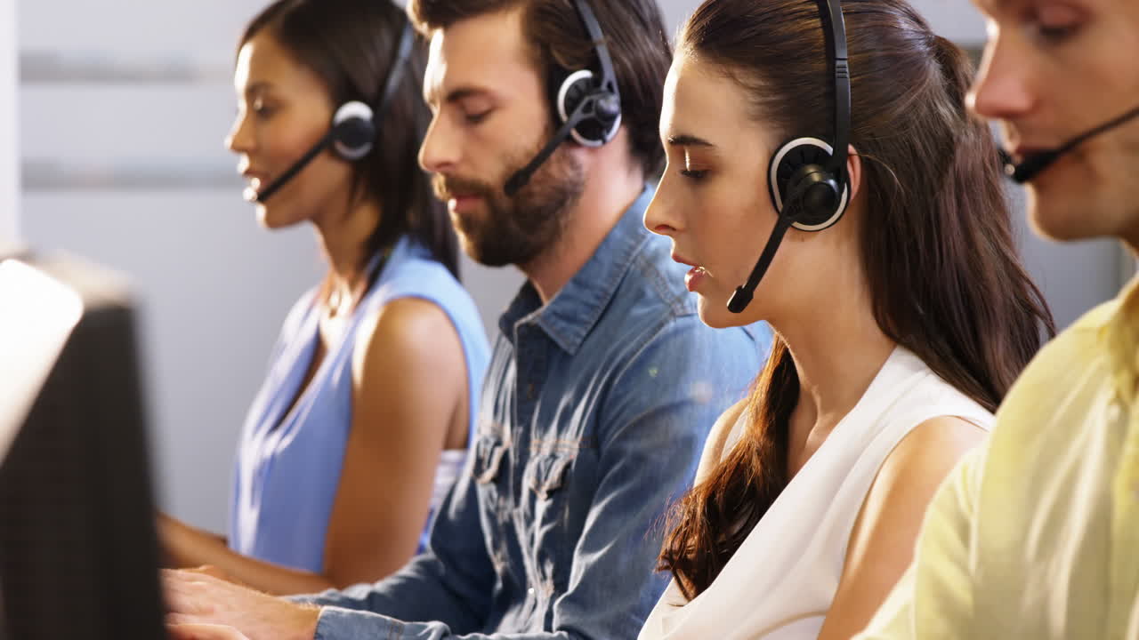 operadores hablando en los auriculares