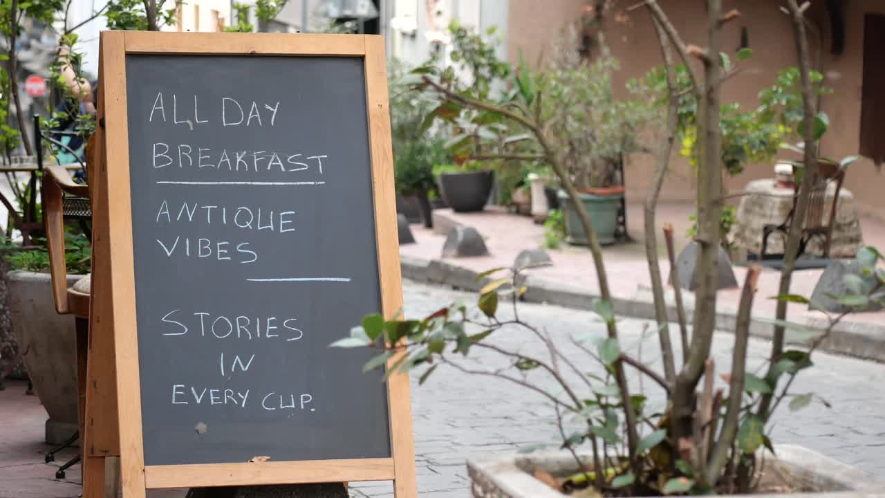 Insegna di ristorante con colazione e atmosfera vintage