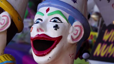clown hoofden opduiken in een carnaval spel