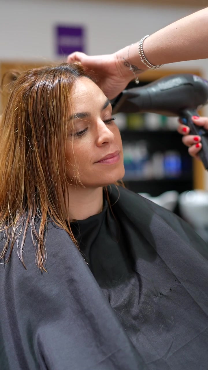Cabeleireiro Profissional Secando o Cabelo da Cliente no Salão