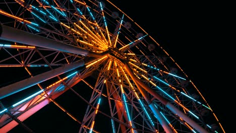 luces de la rueda gigante por la noche